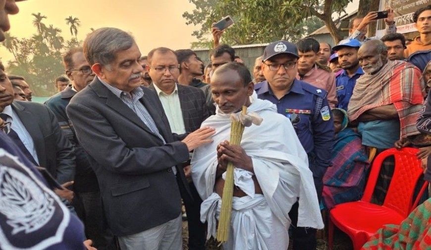 দিপু চন্দ্র দাসের পরিবারের সঙ্গে সাক্ষাৎ করলেন...শিক্ষা উপদেষ্টা